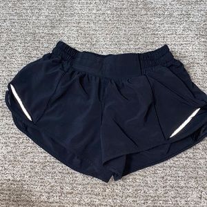 Lulu Lemon shorts// Low Rise Hotty Hot// Black